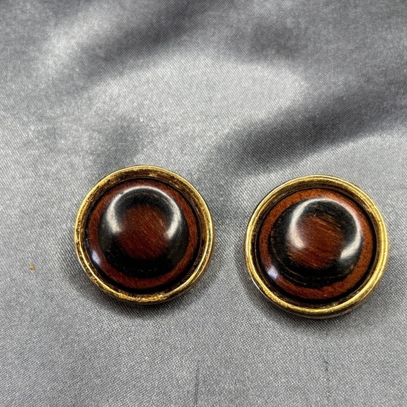 Kenneth Jay Lane Gold and Brown Earrings - Picture 1 of 3